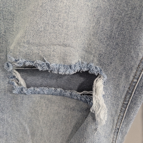 And now this cuffed distressed jeans - Picture 4 of 7